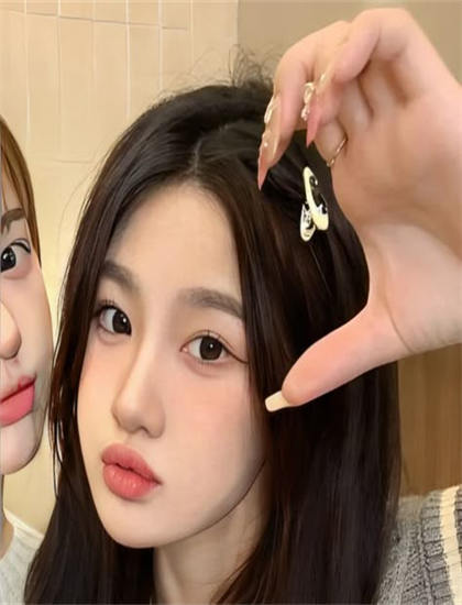 《王牌对王牌硬核来袭》色彩运用解析：色调选择与情绪表达分析